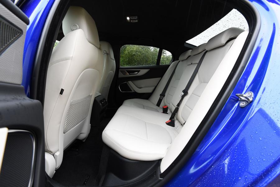 Интерьер Jaguar XE D180 SE R-Dynamic AWD 2019 года  (UK) (фото 14 из 40)